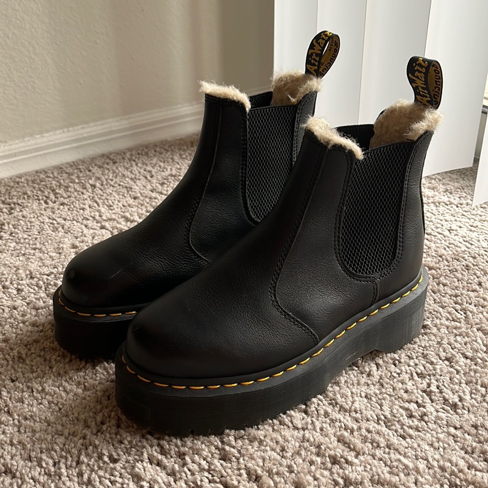 2976 Faux Fur Lined Platform Chelsea Boots Size 6 women’s